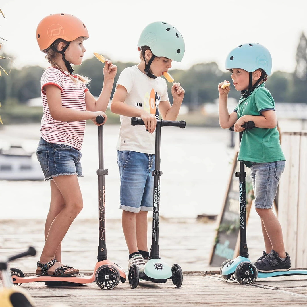 Scoot And Ride Scooter - Highwaykick 3 LED In Kiwi 9 Scoot And Ride Scooter - Highwaykick 3 LED In Kiwi